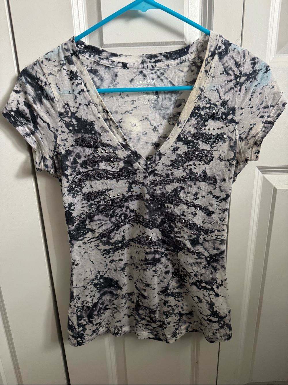 🌟 4 for $20 Sale!!
Express Black & White Tie-Dye V-Neck Tee